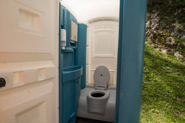 Best Portable bathroom rental  in Flora, IL